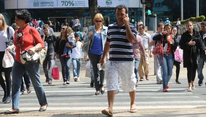 Desemprego cai para 6,9%, menor índice do trimestre desde 2014